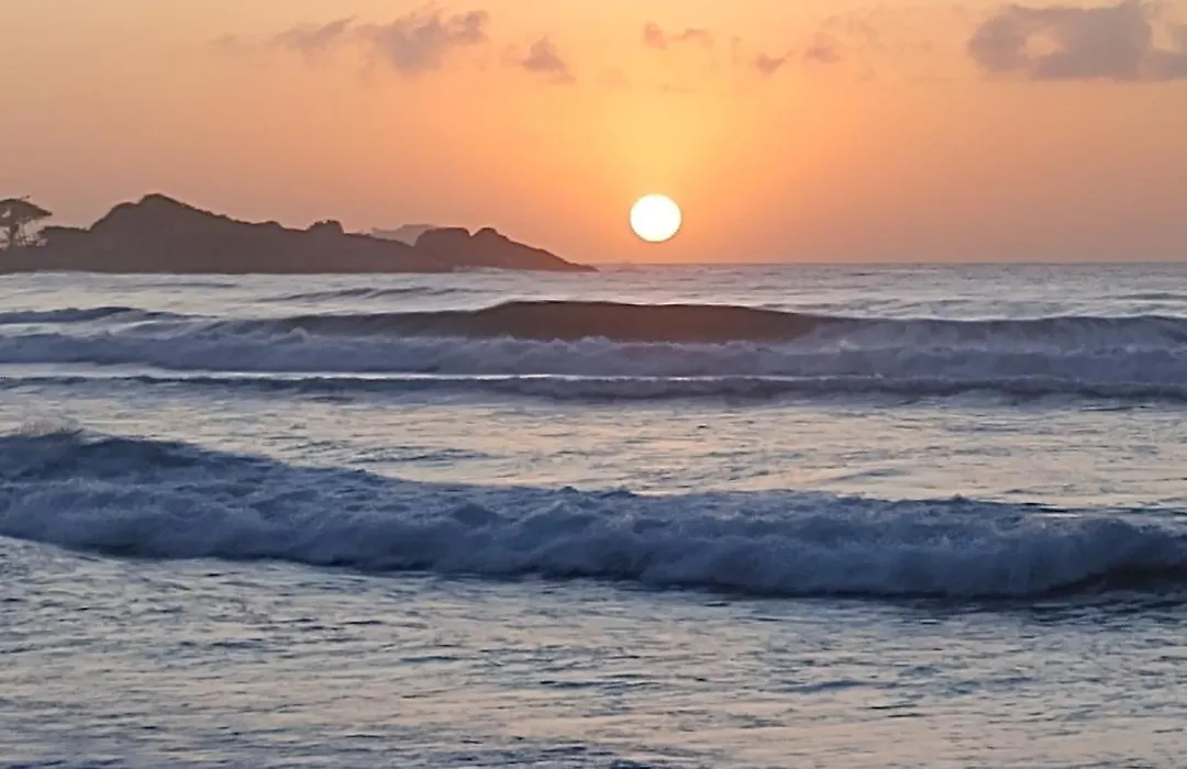 Apto Pitangueiras Pé na Areia e Vista do Mar-1